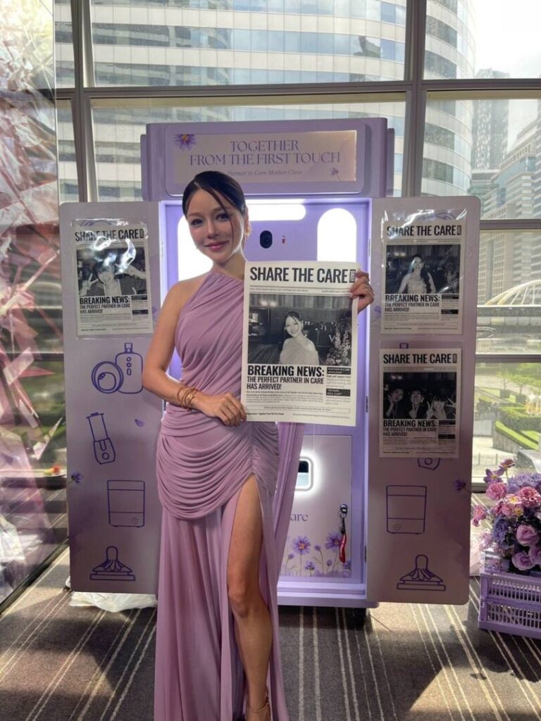 ผู้ร่วมงานถือภาพพิมพ์จาก Newspaper Photo Booth ของ 360BoothThailand